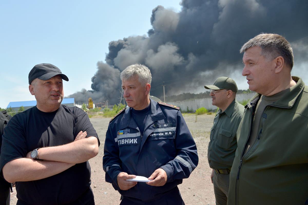 На загоревшейся нефтебазе «отмывали» краденый или незаконно растаможенный бензин», – Аваков