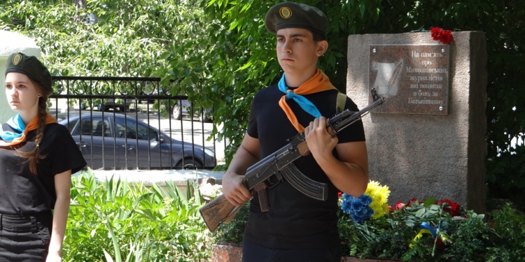 В Николаеве открыли отреставрированный памятник погибшим журналистам