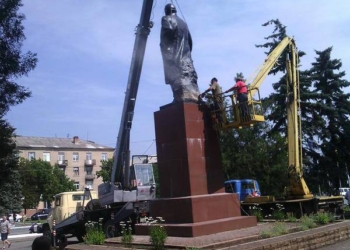 В Дружковке несколько часов пытаются демонтировать Ленина