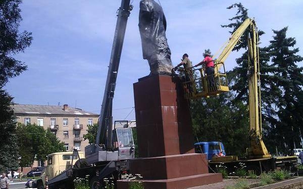 В Дружковке несколько часов пытаются демонтировать Ленина