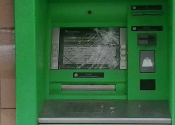 В Николаеве ночью неизвестные обстреляли два филиала “ПриватБанка”