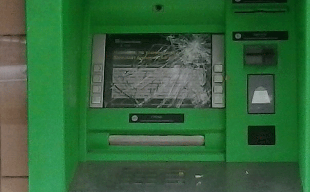 В Николаеве ночью неизвестные обстреляли два филиала “ПриватБанка”