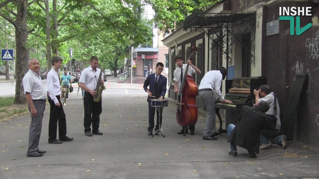 Сегодня в Николаеве прямо на улице играли джаз 1