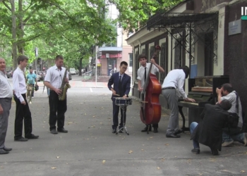 Сегодня в Николаеве прямо на улице играли джаз