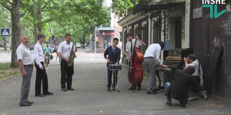 Сегодня в Николаеве прямо на улице играли джаз