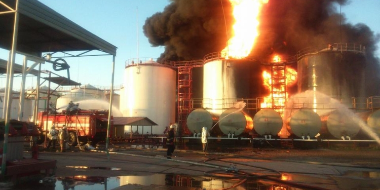 Нефтебаза под Киевом все еще горит, один пострадавший умер в реанимации