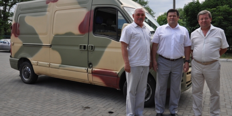 Атомщики передали микроавтобус военнослужащим 79-й отдельной аэромобильной бригады