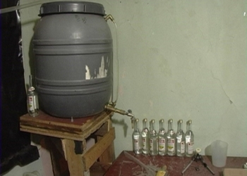 В Николаевской области подпольно делали водку. Почти 2 тонны фальсификата изъято фискалами