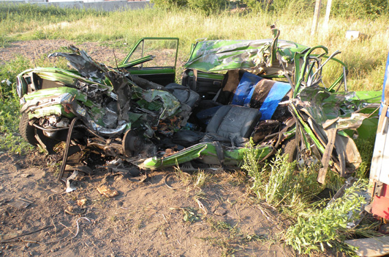 На Николаевщине “легковушку” разорвало на части после столкновения с грузовиком: два человека погибли