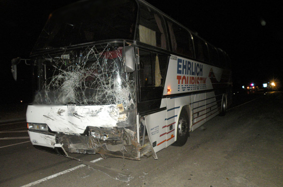 Трагедия возле Южноукраинска. Легковая машина врезалась в автобус