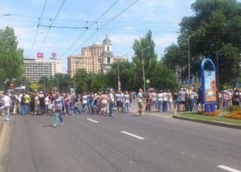 Жители Донецка устроили митинг, требуя от боевиков прекратить войну