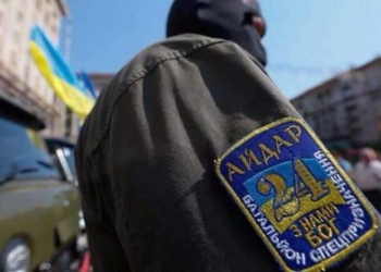 На Луганщине “айдаровцы” запугивали автоматами людей в кафе
