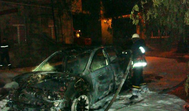 «Honda CRV» сгорела до тла и повредила ВАЗ 2171 – в Николаеве спасатели тушили авто на ул.Лескова