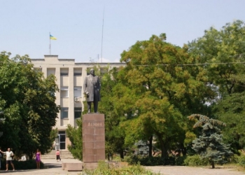 Памятник Ленину в Очакове хотят демонтировать и перенести в музей им.А.Суворова. Как бы чего не вышло