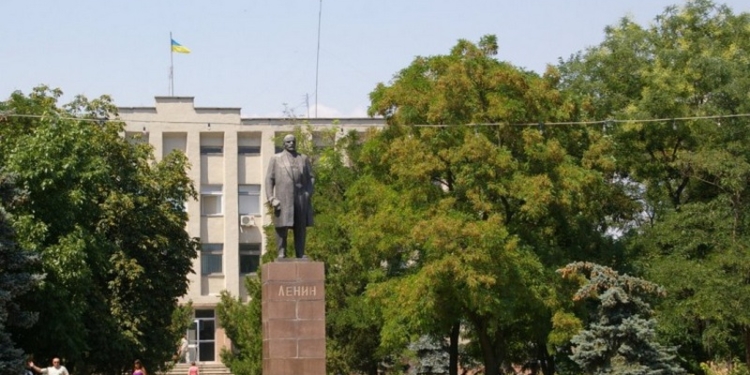 Памятник Ленину в Очакове хотят демонтировать и перенести в музей им.А.Суворова. Как бы чего не вышло
