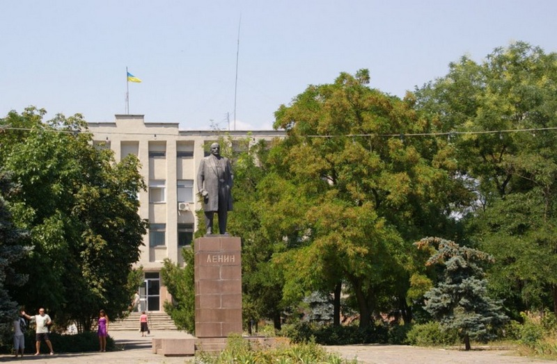 Памятник Ленину в Очакове хотят демонтировать и перенести в музей им.А.Суворова. Как бы чего не вышло 1