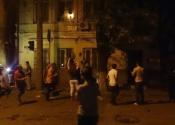 В Ростове-на-Дону яйцами, помидорами и камнями забросали генконсульство Украины