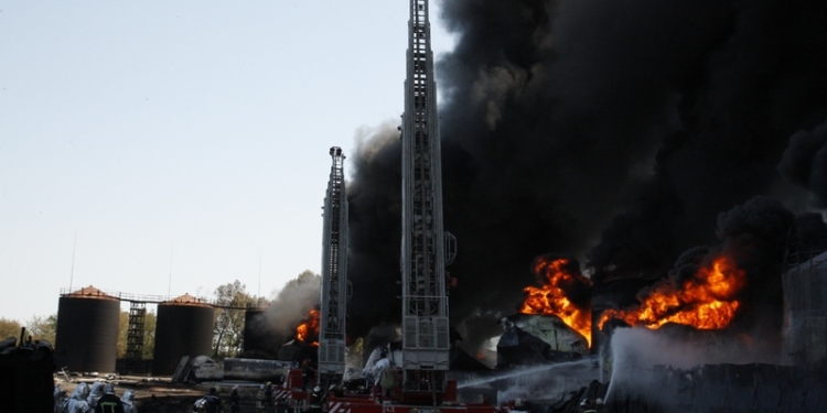 Пожар на нефтебазе под Васильковом: снова горят 3 емкости