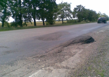 Большегрузы разбивают дороги, потому что Служба автодорог и УГАИ в Николаевской области не торопятся ограничивать их движение днем