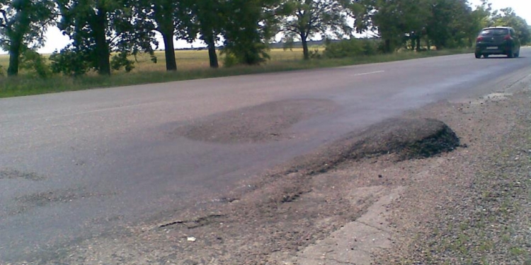 Большегрузы разбивают дороги, потому что Служба автодорог и УГАИ в Николаевской области не торопятся ограничивать их движение днем