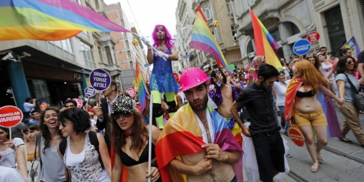 В Стамбуле полиция водометами и резиновыми пулями разогнала гей-парад