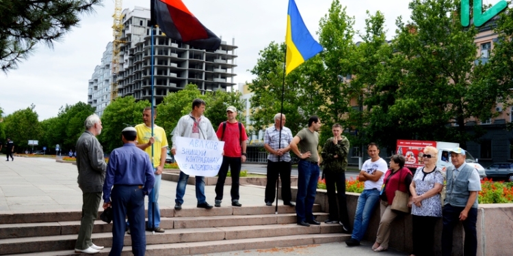 Николаевцы вышли на предупредительную акцию протеста в поддержку батальона «Торнадо»