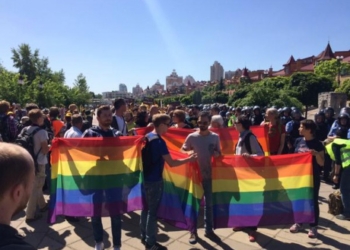 В Киеве на участников гей-парада напали радикалы, ранив 5 милиционеров