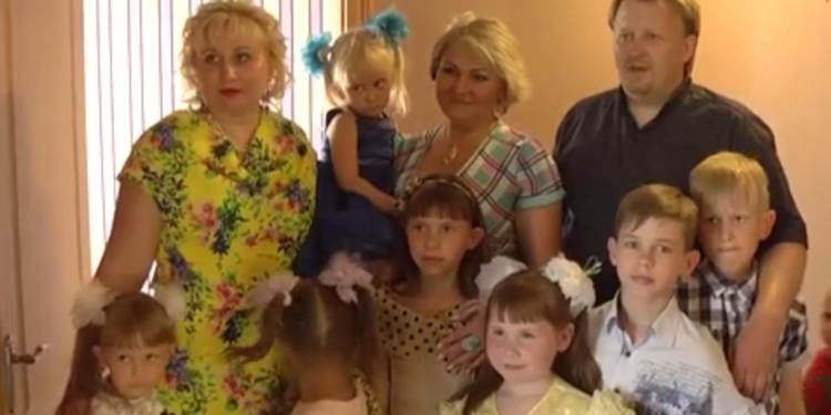 Хороший пример. Бизнесмен построил особняк для семьи переселенцев