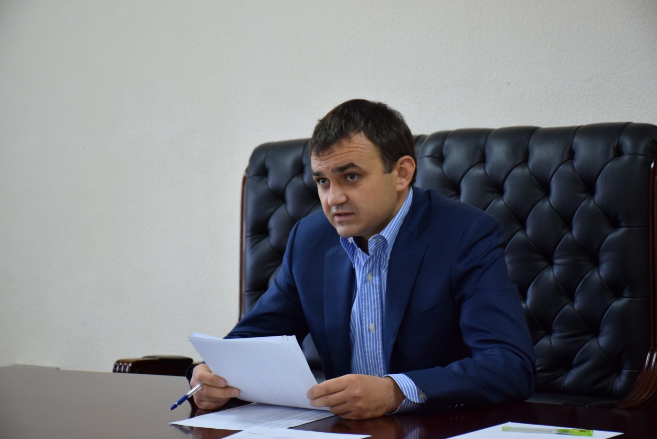 Мериков поручил правоохранителям контролировать проезд грузовиков по городу