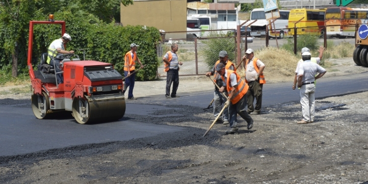 Гранатуров проинспектировал ремонт дорог на улицах Водопроводная и Дачная