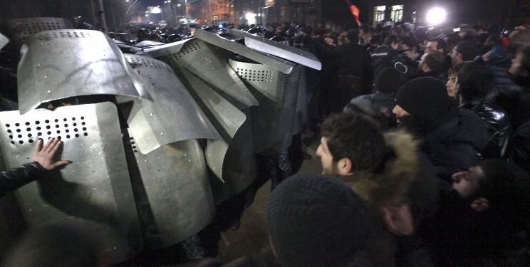 “Майдан” в Ереване разогнали водометами