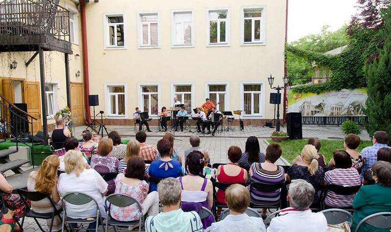 Николаевская филармония открыла сезон музыкальных вечеров в Театральном кафе