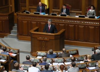 Порошенко – парламенту: “Народ всеми нами очень не доволен. Но никто не критикует меня больше, чем я сам”. Полный текстпослания ВР