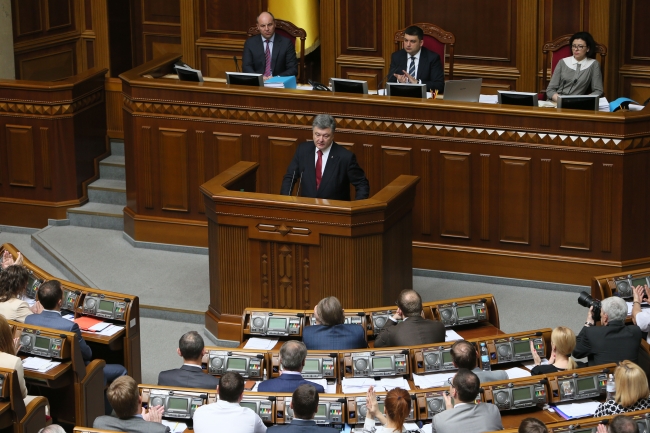 Порошенко - парламенту: "Народ всеми нами очень не доволен. Но никто не критикует меня больше, чем я сам". Полный текстпослания ВР 1