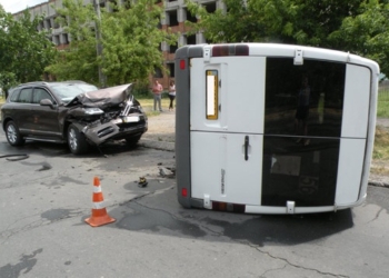 В Николаеве водитель автобуса неожиданно решил развернуться и столкнулся с Volkswagen Tuareg