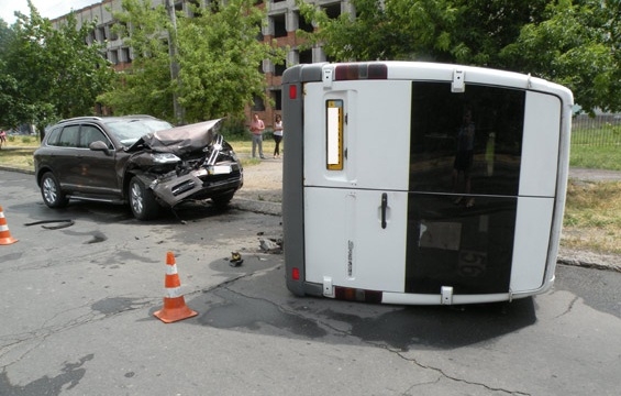 В Николаеве водитель автобуса неожиданно решил развернуться и столкнулся с Volkswagen Tuareg