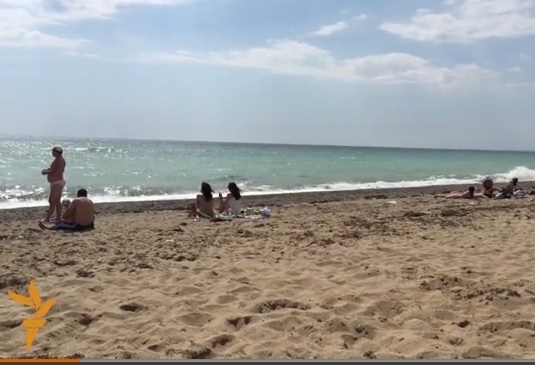 Лето в Евпатории: «запретное» купание и фигурки «зеленых человечков»