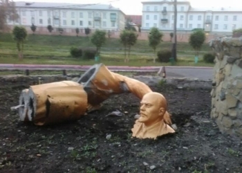 Декоммунизация? В России пьяный мужчина сломал памятник Ленину, пытаясь сделать селфи