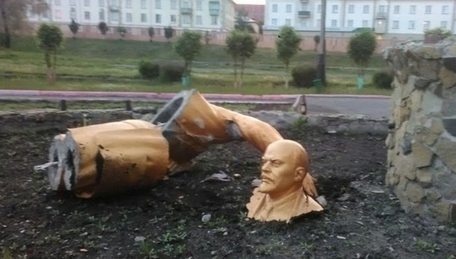 Декоммунизация? В России пьяный мужчина сломал памятник Ленину, пытаясь сделать селфи