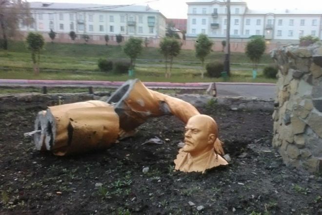 Декоммунизация? В России пьяный мужчина сломал памятник Ленину, пытаясь сделать селфи 1