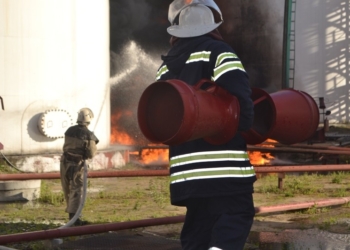 На пылающей нефтебазе взорвался резервуар. Погибли пожарные