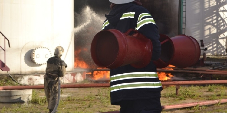 На пылающей нефтебазе взорвался резервуар. Погибли пожарные