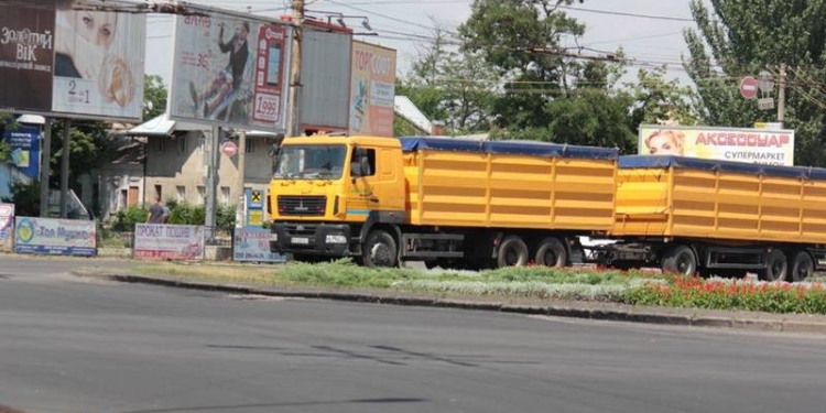 «Которые тут временные – а ну, слазь, кончилась ваша власть»? Большегрузы по-прежнему идут в жару по дорогам Николаева