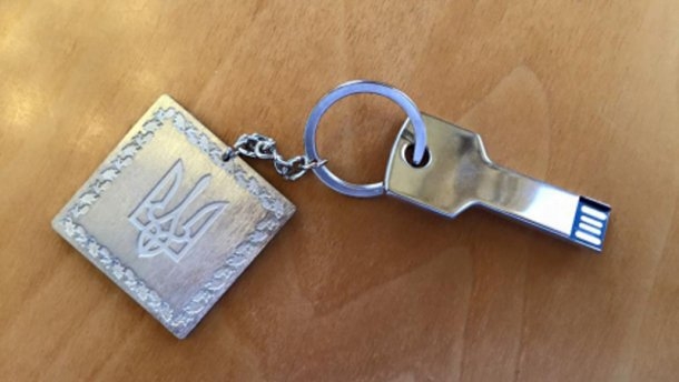 Порошенко раздал нардепам флешки на 85 тысяч бюджетных денег