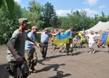 Пять концертов в зоне АТО: николаевские волонтеры и артисты проведали десантников и морпехов