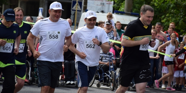 «Все бегут» – и Мериков, и Козырь, и Шевченко. В Николаеве отметили Международный Олимпийский день