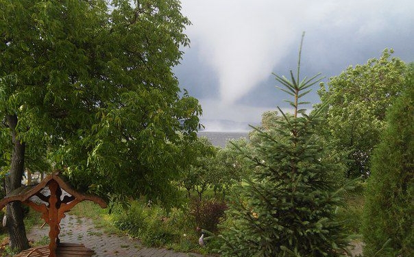 Николаеву еще повезло с погодой! По окраинам Днепропетровска пронесся смерчь ом