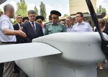 В Украине представили высокотехнологичное оружие. Президент пообещал максимально сократить его путь от выставки до армии