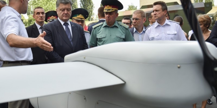 В Украине представили высокотехнологичное оружие. Президент пообещал максимально сократить его путь от выставки до армии