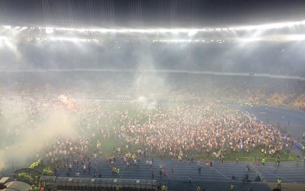 «Динамо» стало обладателем Кубка Украины. Фанаты сорвали церемонию награждения и сломали ворота